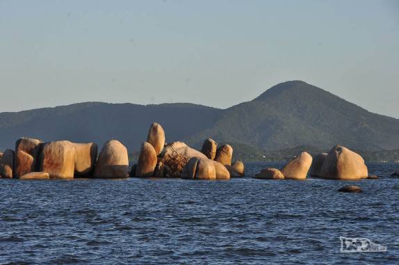 Fim de tarde nas pedras de Itaguaçú, bairro continental de Florianópolis